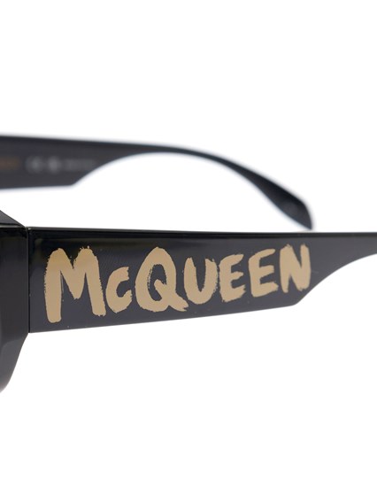 Damen Accessoires Sonnenbrillen Alexander McQueen Sonnenbrille mit mcqueen graffiti-maskenmotiv in Schwarz 